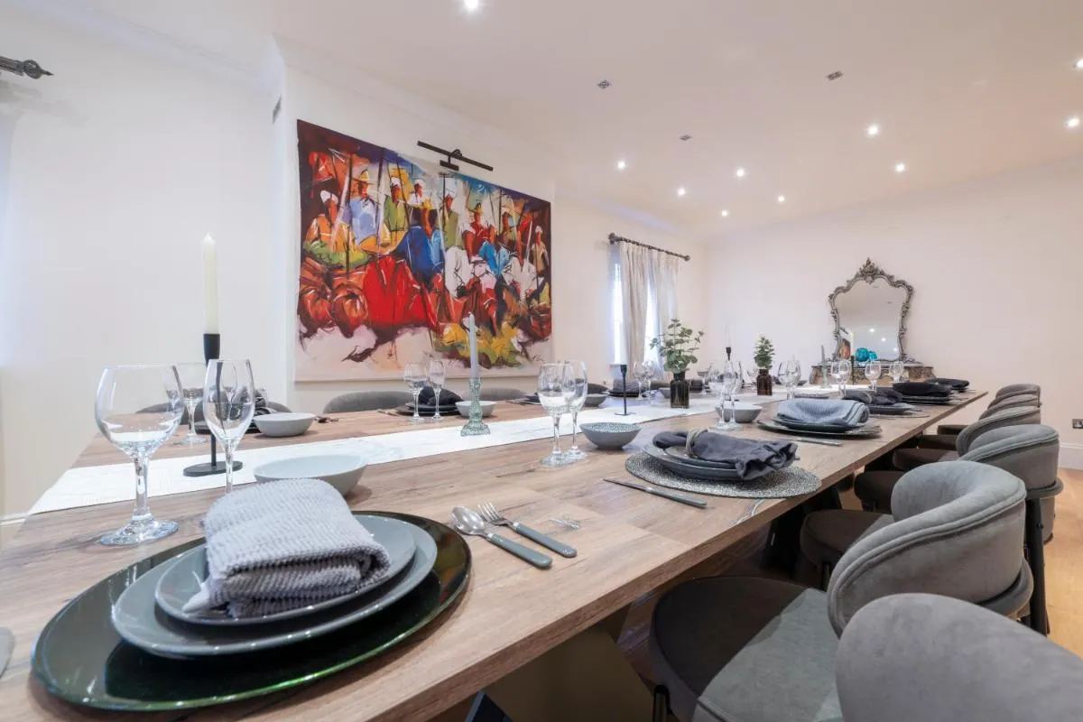 Image 4 of Luxurious 8 Bedroom Chigwell Mansion with Event hall and Cinema