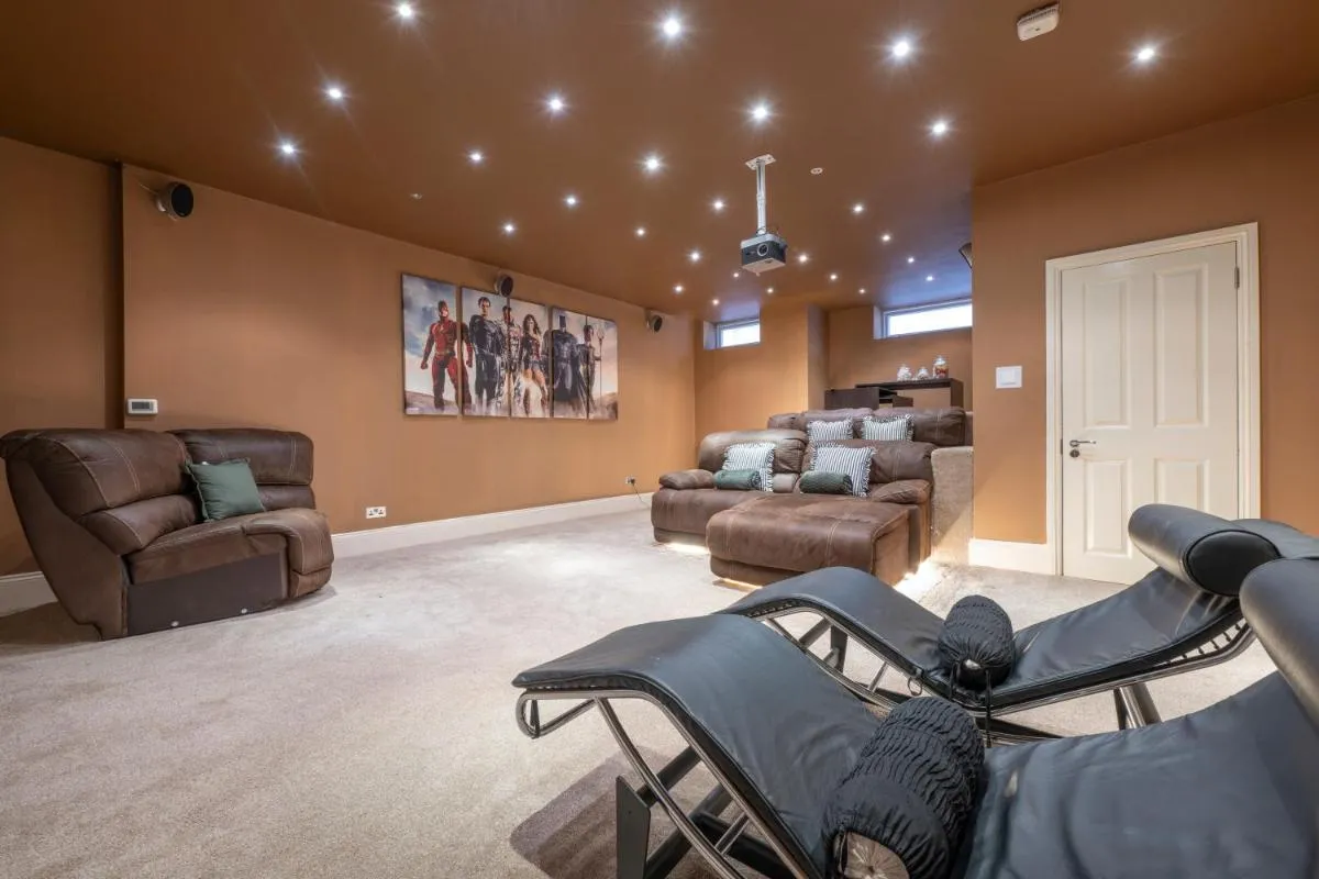 Image 5 of Luxurious 8 Bedroom Chigwell Mansion with Event hall and Cinema