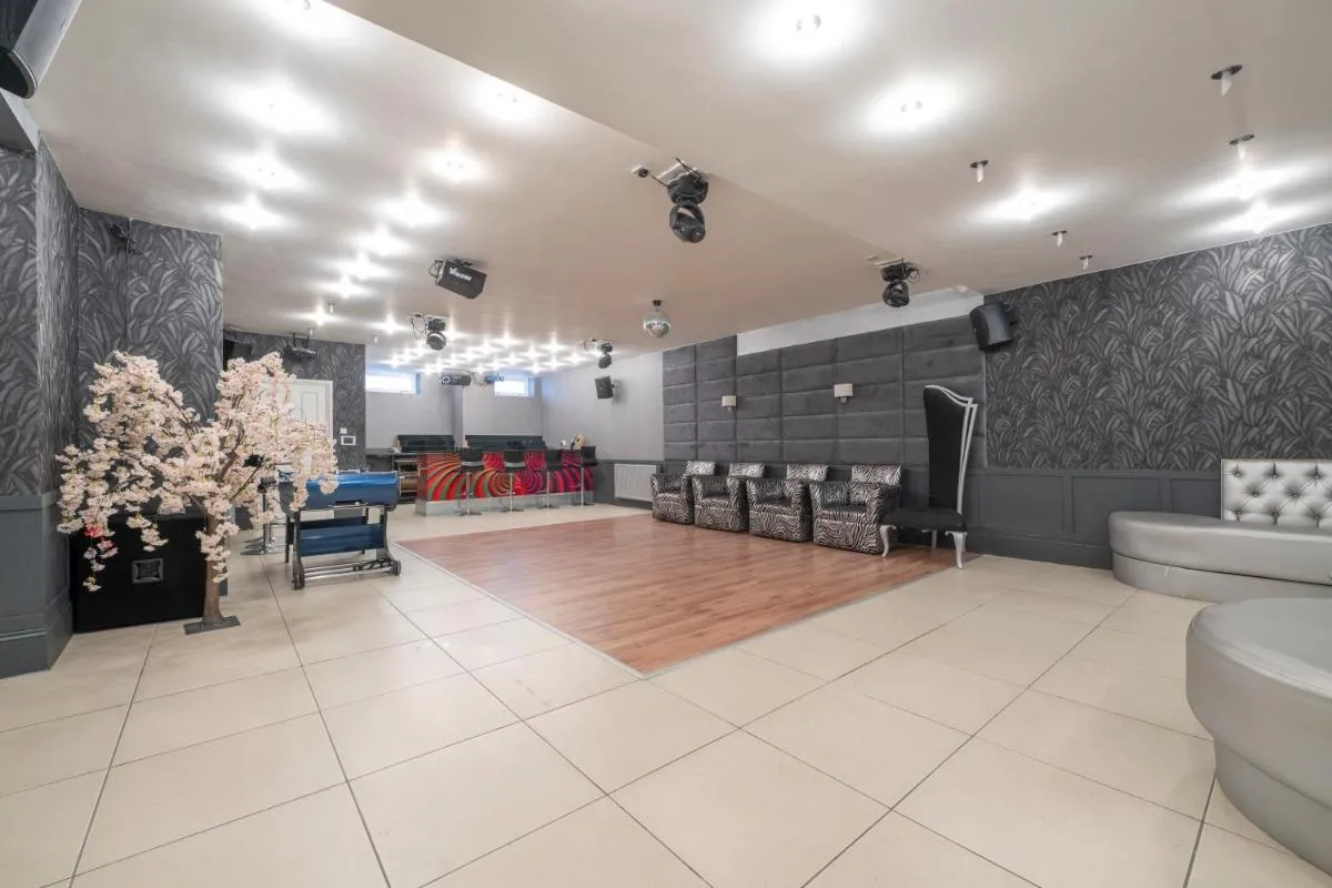 Image 3 of Luxurious 8 Bedroom Chigwell Mansion with Event hall and Cinema