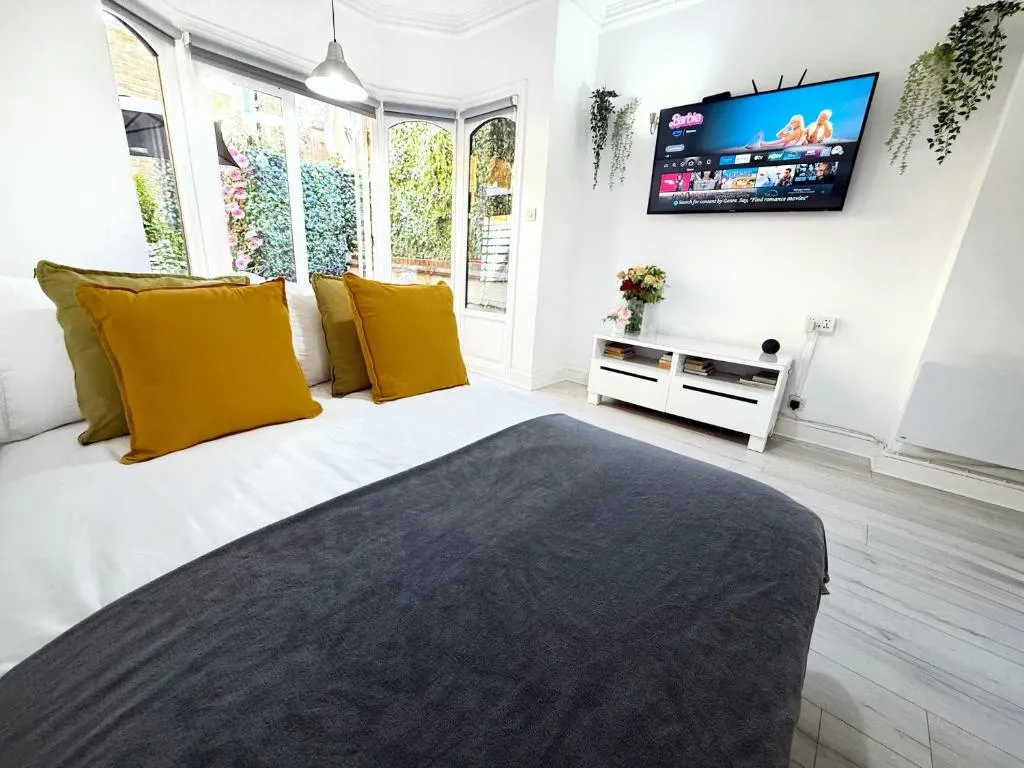Image 1 of Luxurious Apartment with Patio in Covent Garden