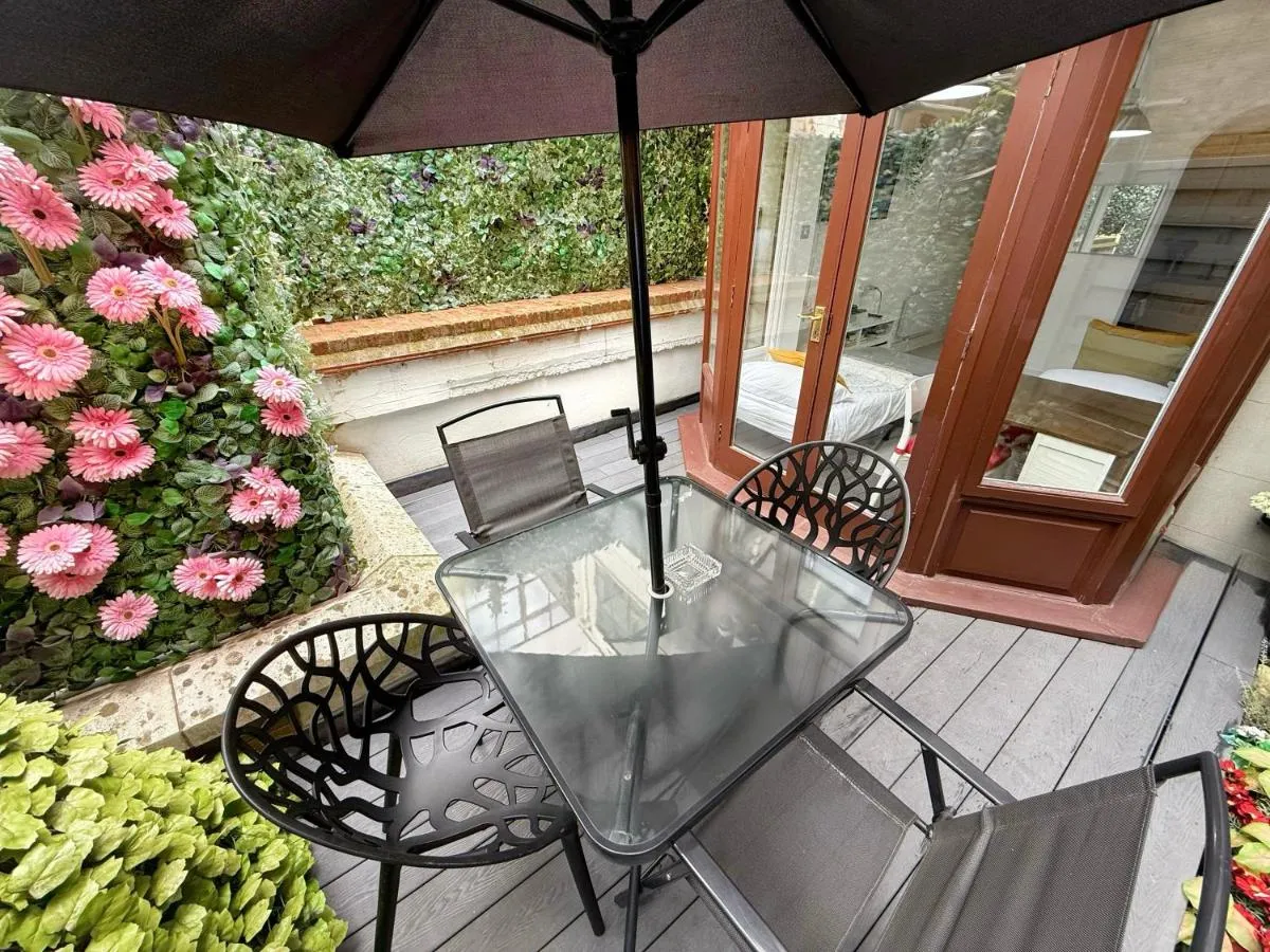 Image 3 of Luxurious Apartment with Patio in Covent Garden