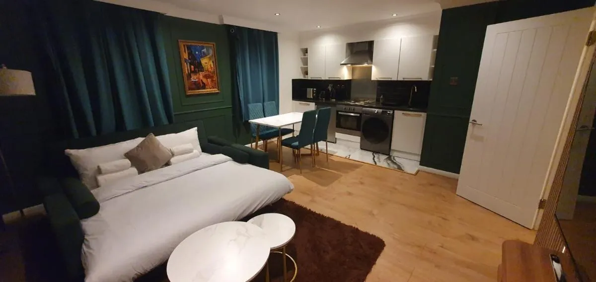 Image 4 of Luxurious Flat 19min from London, 7min to station