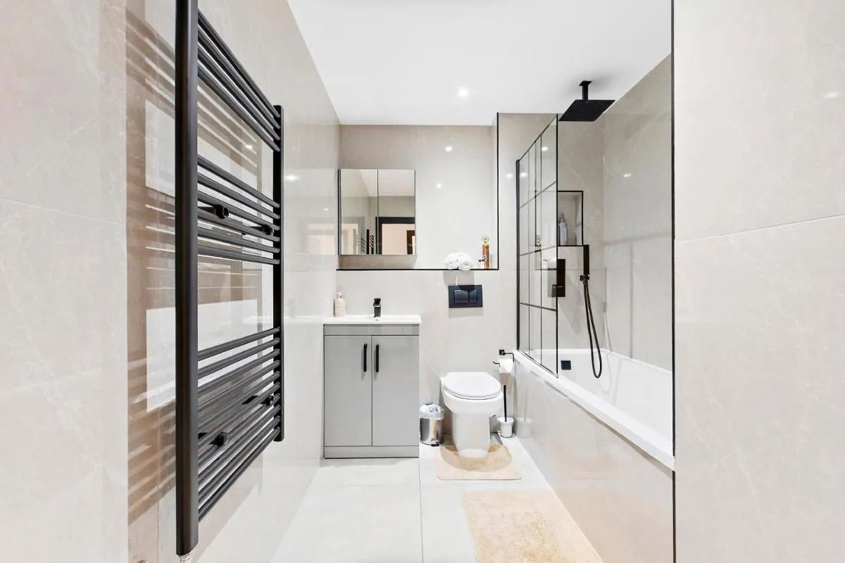 Image 3 of Luxurious Modern 2 Bedroom Apartment with Terrace