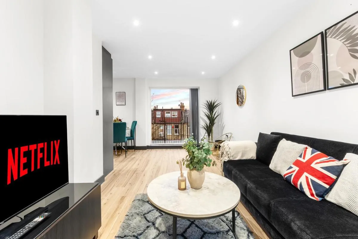 Image 5 of Luxurious Modern 2 Bedroom Apartment with Terrace