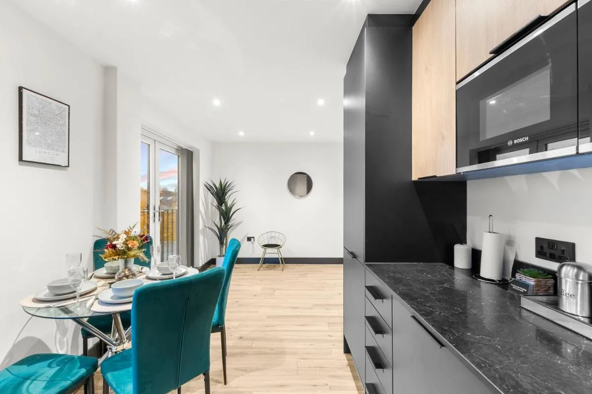 Image 4 of Luxurious Modern 2 Bedroom Apartment with Terrace