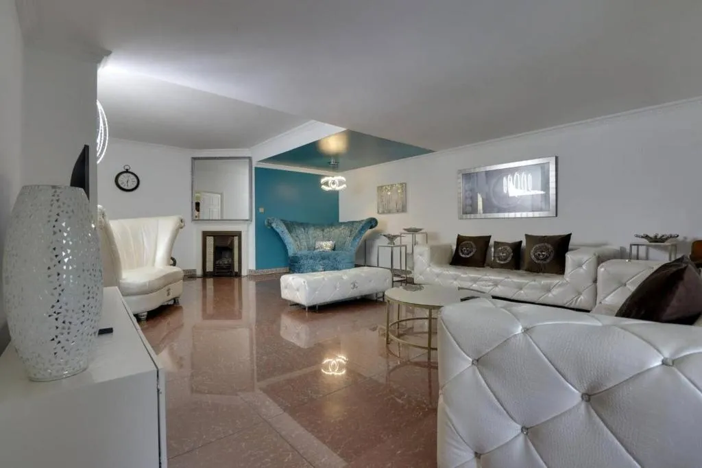 Luxurious West London Retreat With Hot Tubs Easy Access to Central London