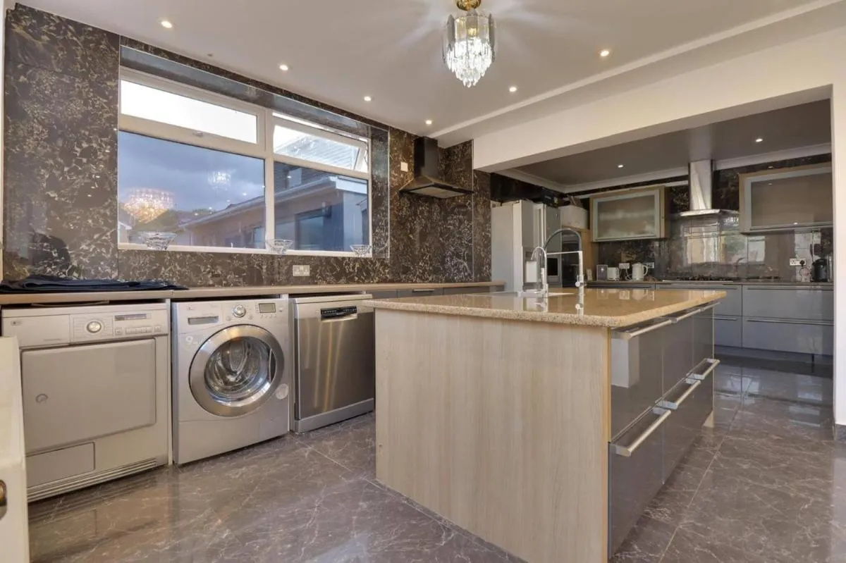 Image 2 of Luxurious West London Retreat With Hot Tubs Easy Access to Central London