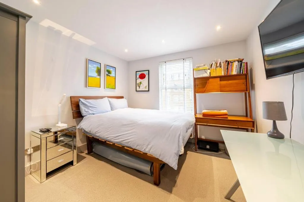 Image 4 of Luxurious & Modern 2 bedroom Notting Hill Townhouse
