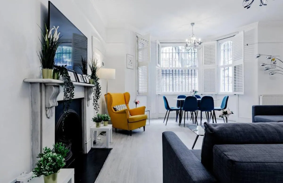 Image 4 of Luxurious & Spacious 2BR APR in Earls Court!