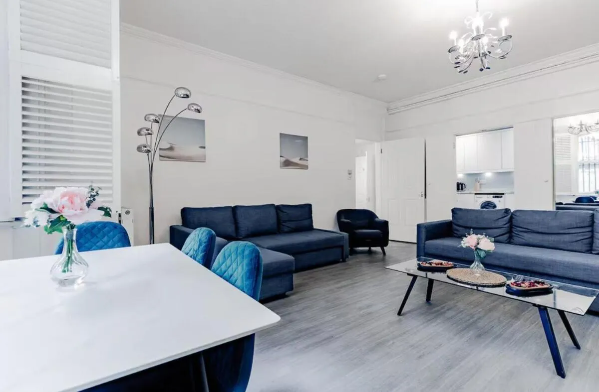Image 3 of Luxurious & Spacious 2BR APR in Earls Court!