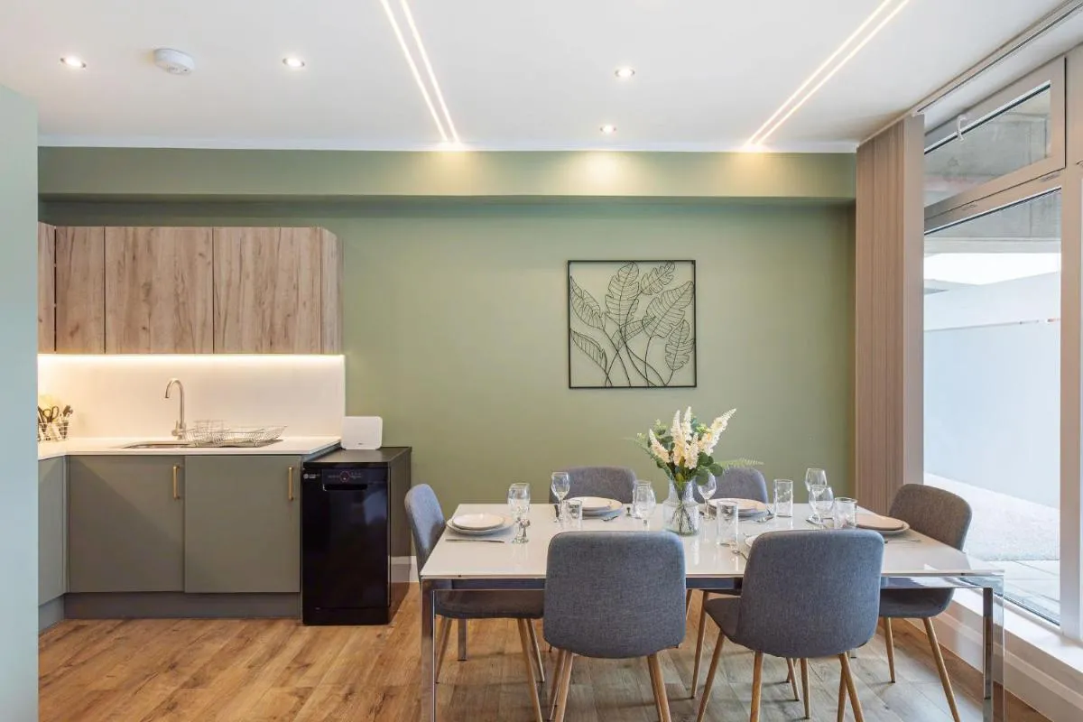 Image 3 of Luxurious & spacious central modern 2bed flat