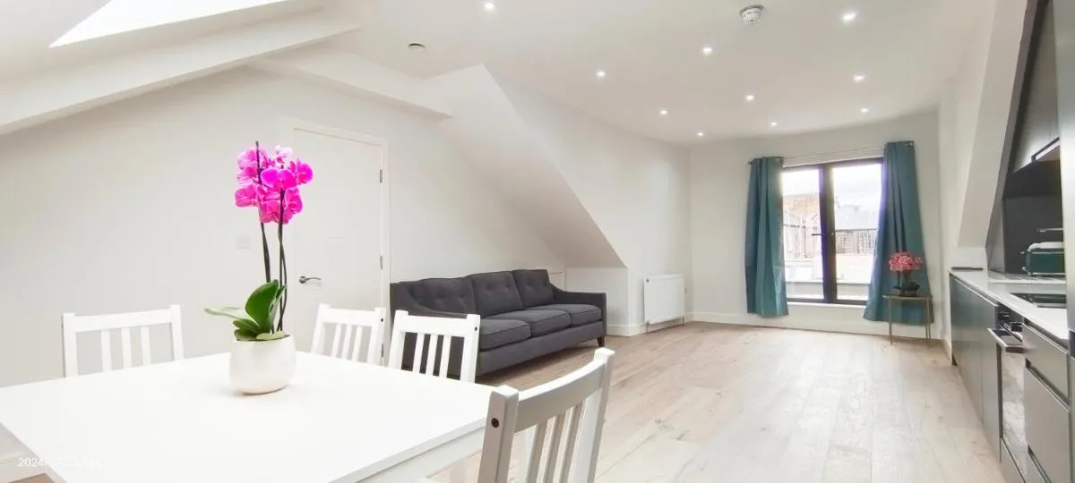 Image 5 of Luxurious and Modern 3b3b Apartment in Hammersmith
