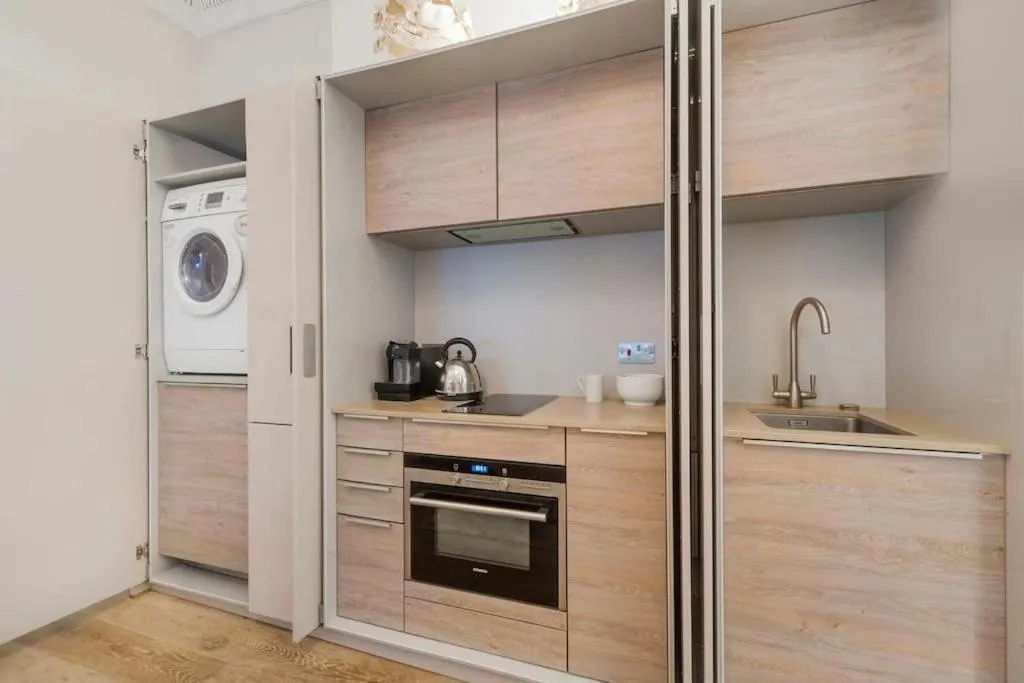 Image 4 of Luxurious apartment Trafalgar Square