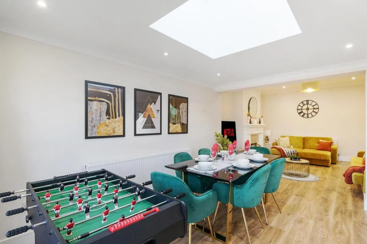 Image 5 of Luxurious house in Wembley – Garden