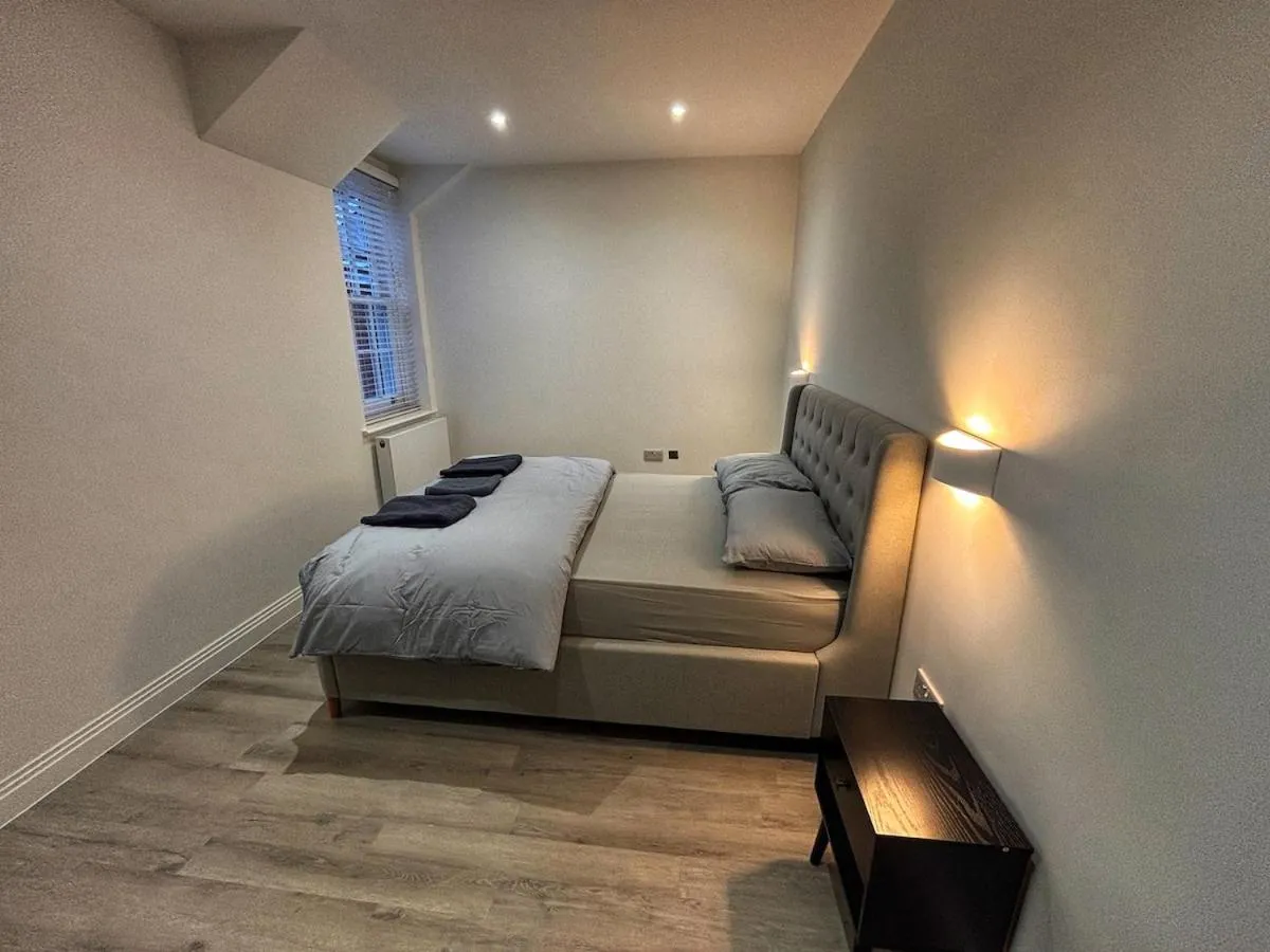 Image 2 of Luxury 1BR Modern Flat in London W7 with Terrace & Private Parking
