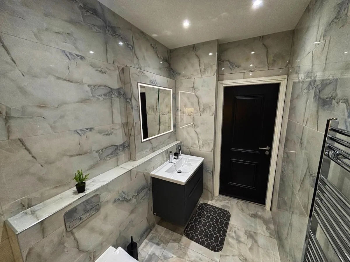 Image 3 of Luxury 1BR Modern Flat in London W7 with Terrace & Private Parking