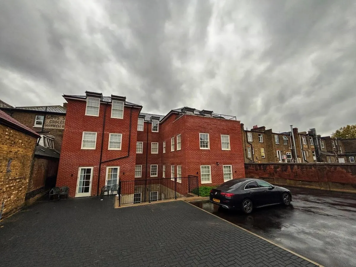 Image 5 of Luxury 1BR Modern Flat in London W7 with Terrace & Private Parking