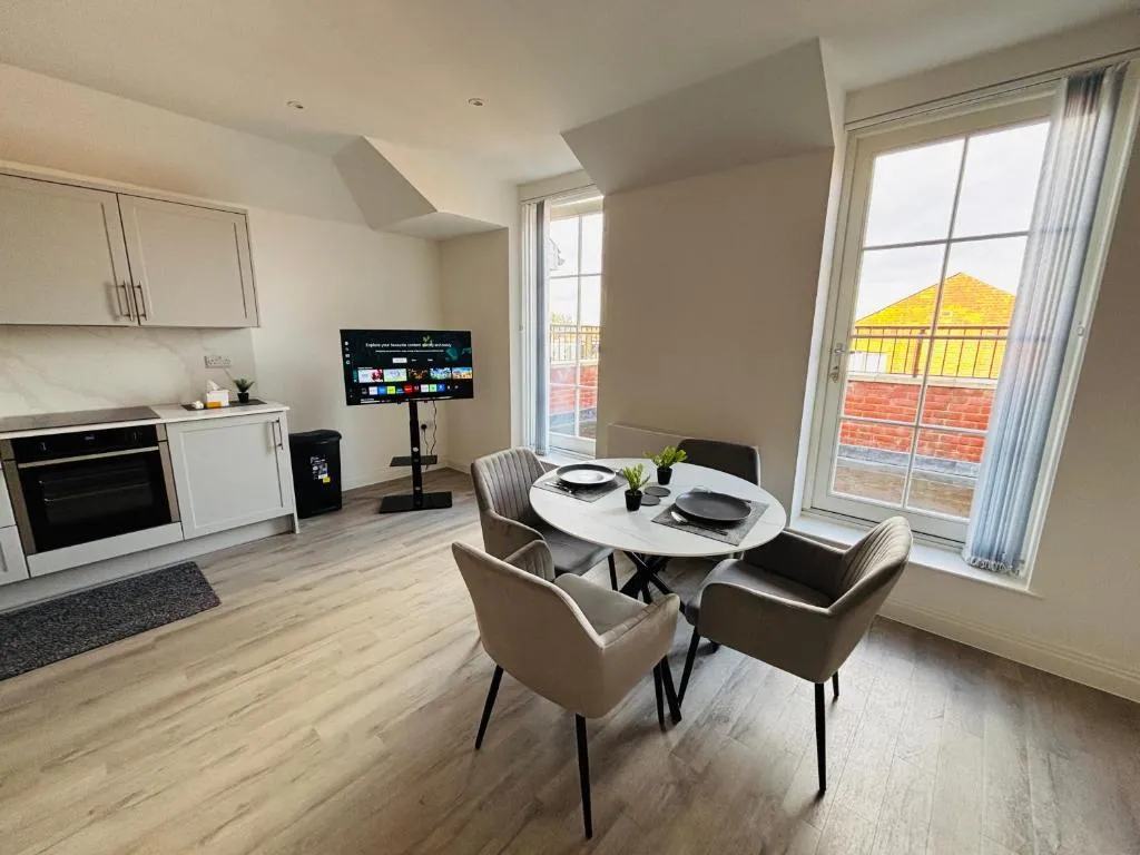 Luxury 1BR Modern Flat in London W7 with Terrace & Private Parking