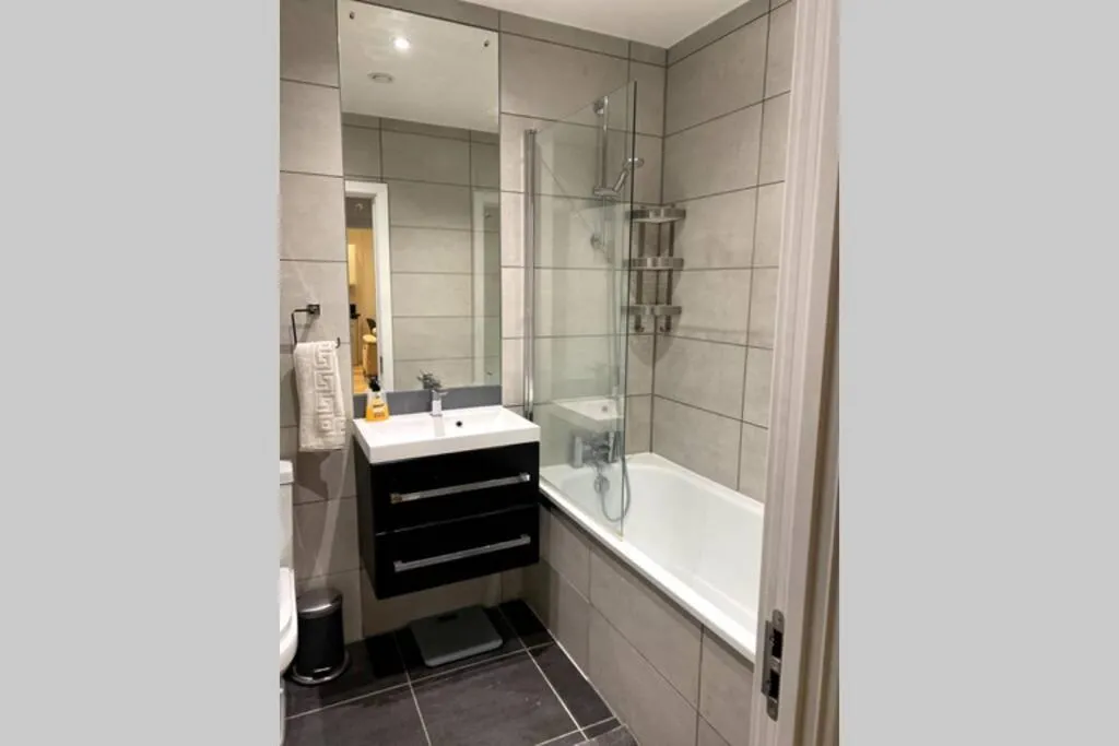 Image 3 of Luxury 1 Bedroom Apartment with Netflix & Parking