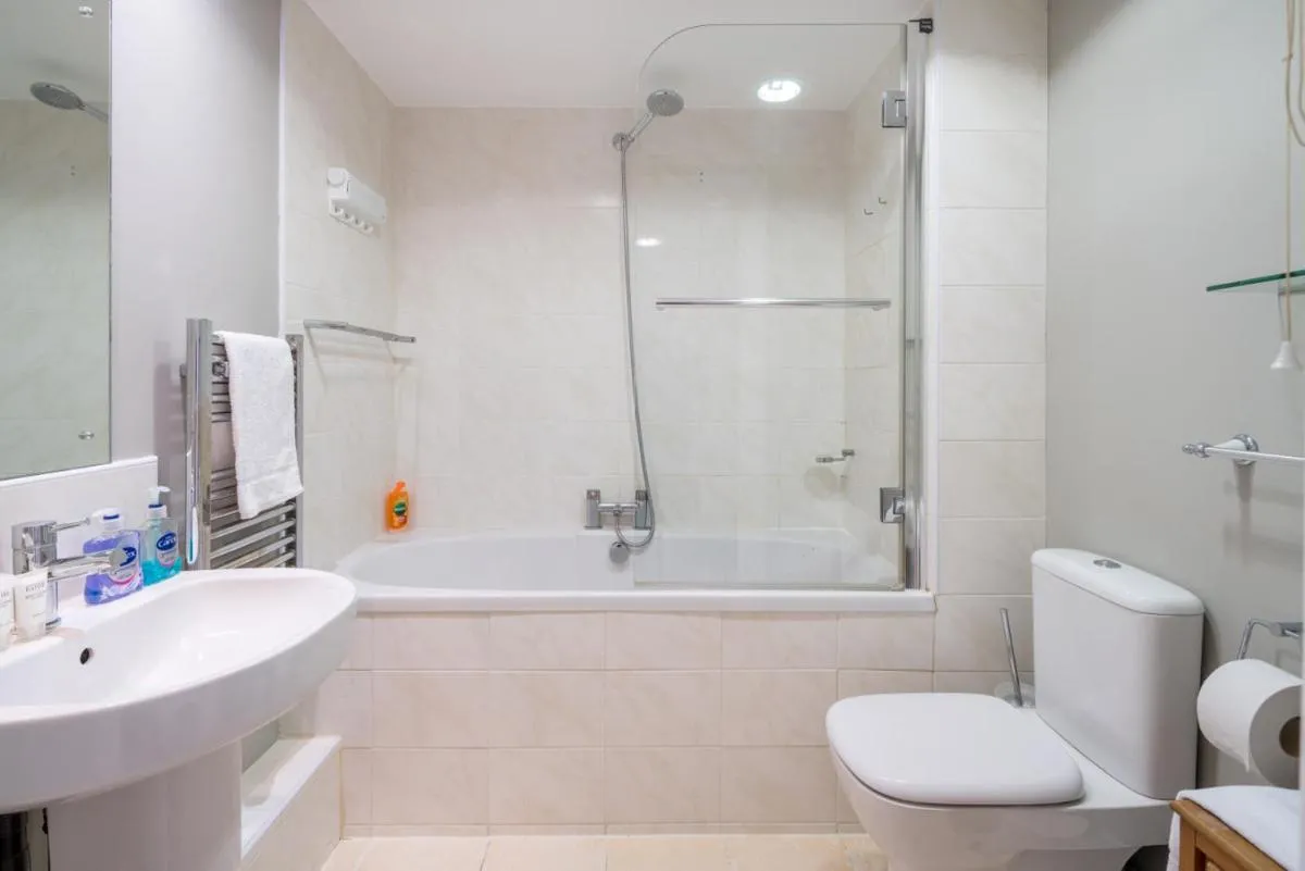 Image 3 of Luxury 1 bed Apt Sleeps 5, Barons Court 5m to tube
