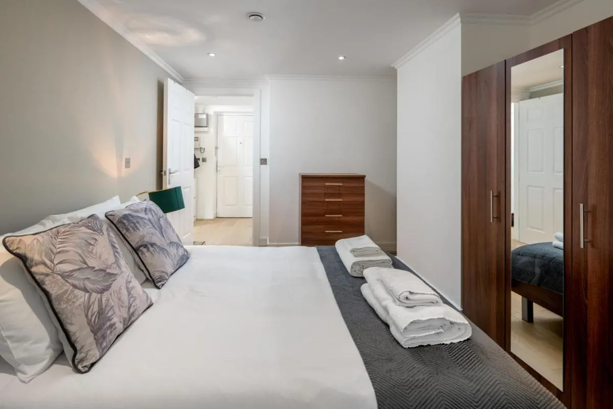 Image 2 of Luxury 1 bed Apt Sleeps 5, Barons Court 5m to tube