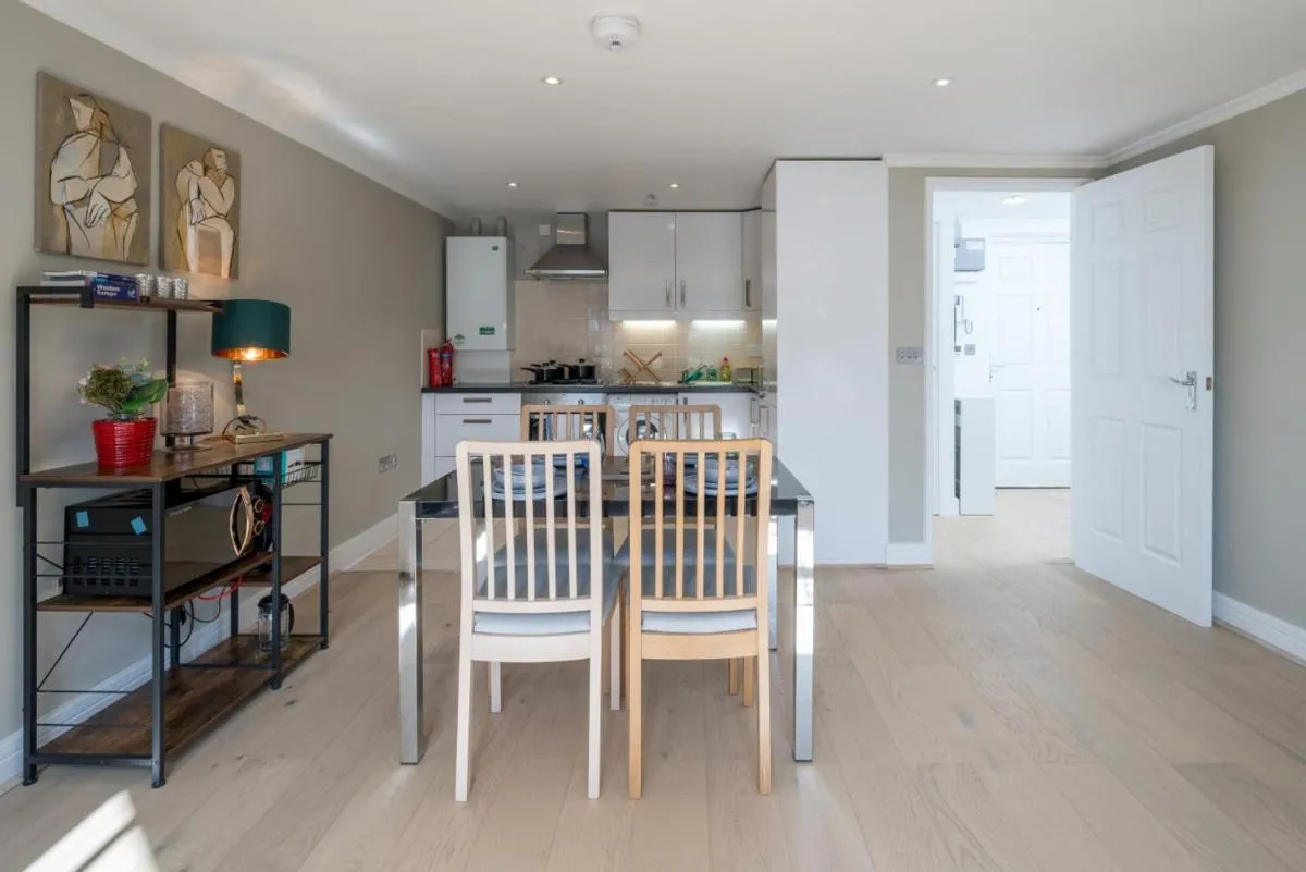 Image 4 of Luxury 1 bed Apt Sleeps 5, Barons Court 5m to tube