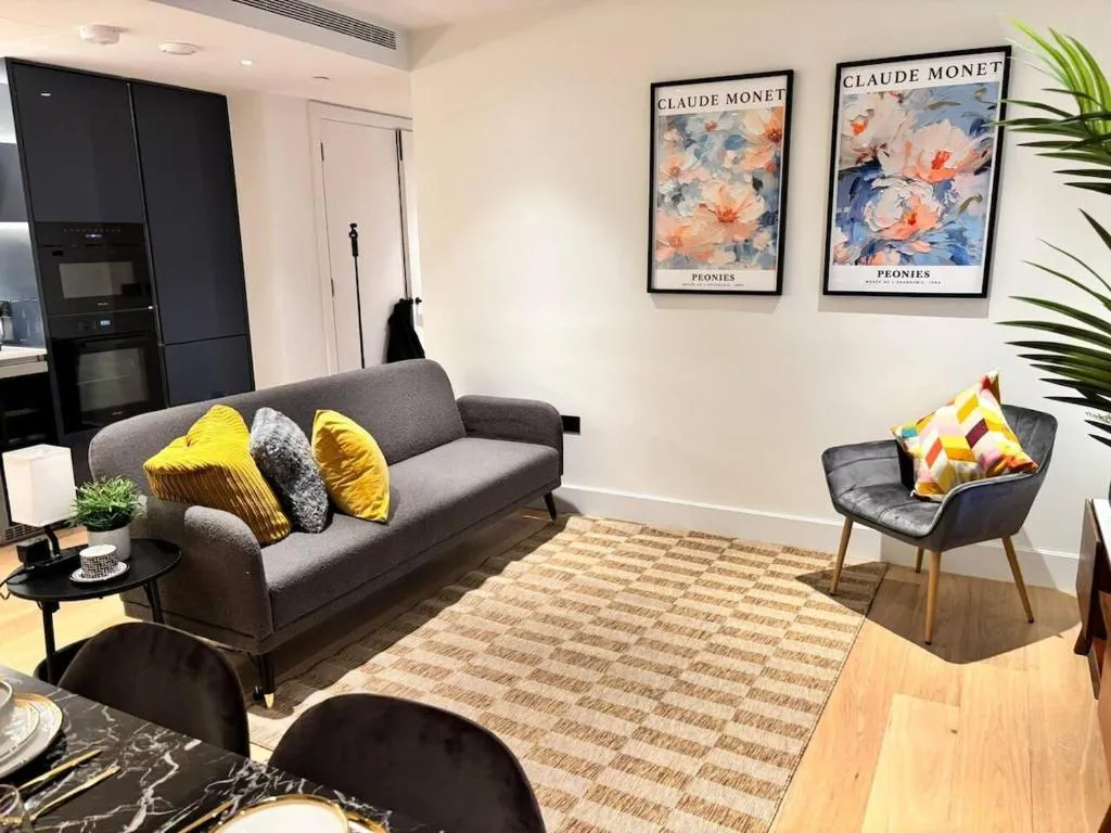 Image 1 of Luxury 2BR- Sleeps 5- Westfield Apartment- 3 min to station- Perfect for Families Shopping