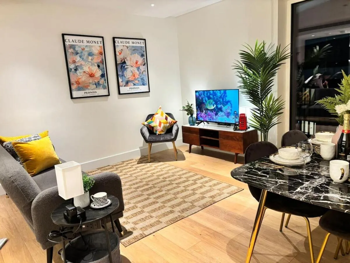 Image 5 of Luxury 2BR- Sleeps 5- Westfield Apartment- 3 min to station- Perfect for Families Shopping