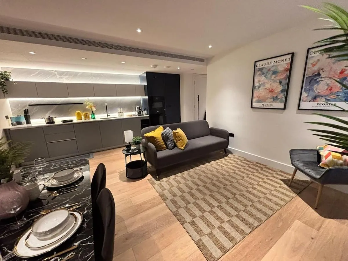 Image 4 of Luxury 2BR- Sleeps 5- Westfield Apartment- 3 min to station- Perfect for Families Shopping