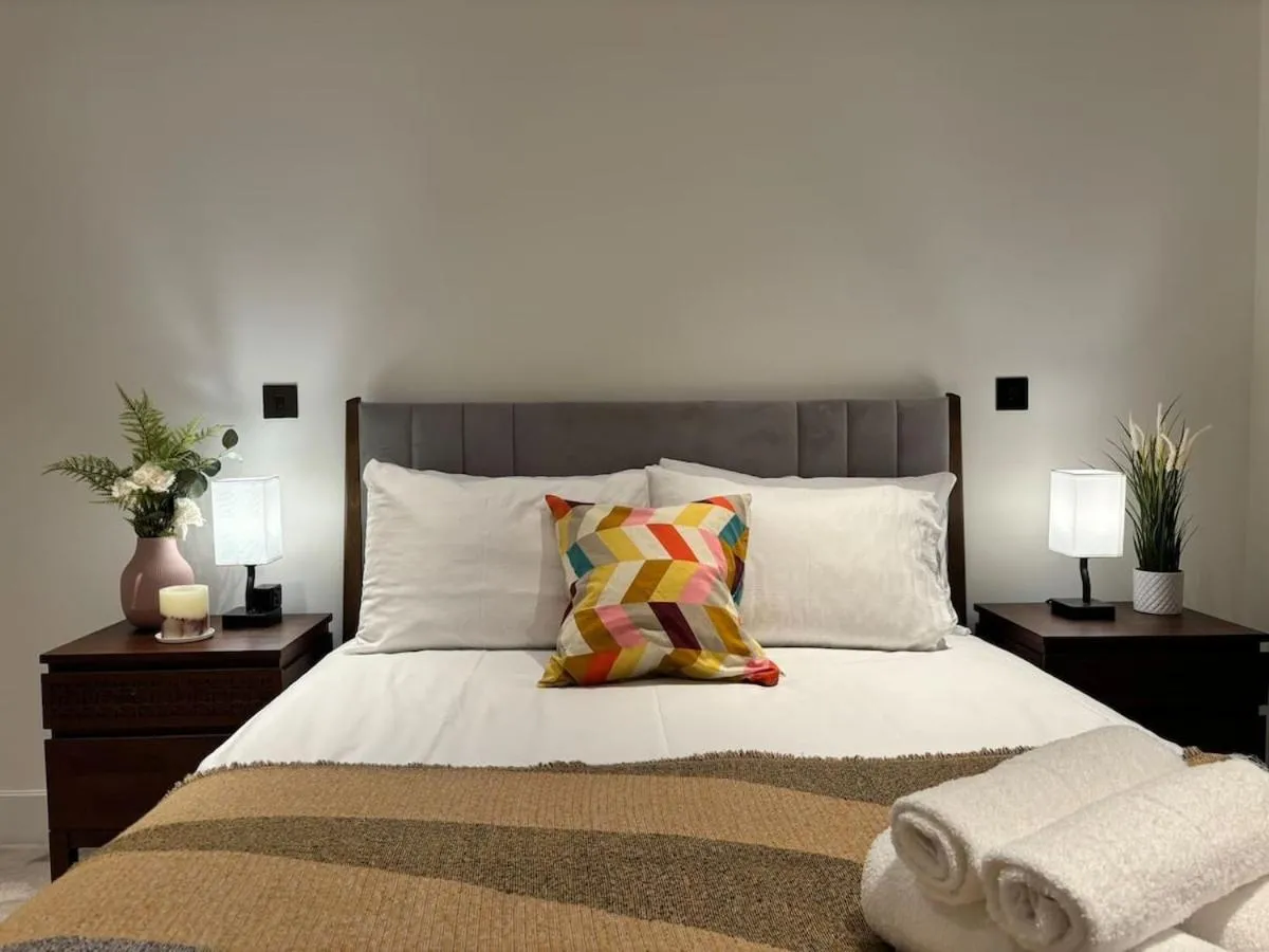 Image 2 of Luxury 2BR- Sleeps 5- Westfield Apartment- 3 min to station- Perfect for Families Shopping