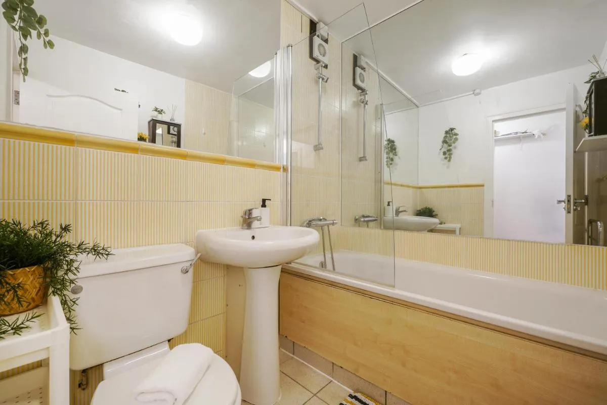 Image 3 of Luxury 2BR – Steps from Oxford Circus & Soho