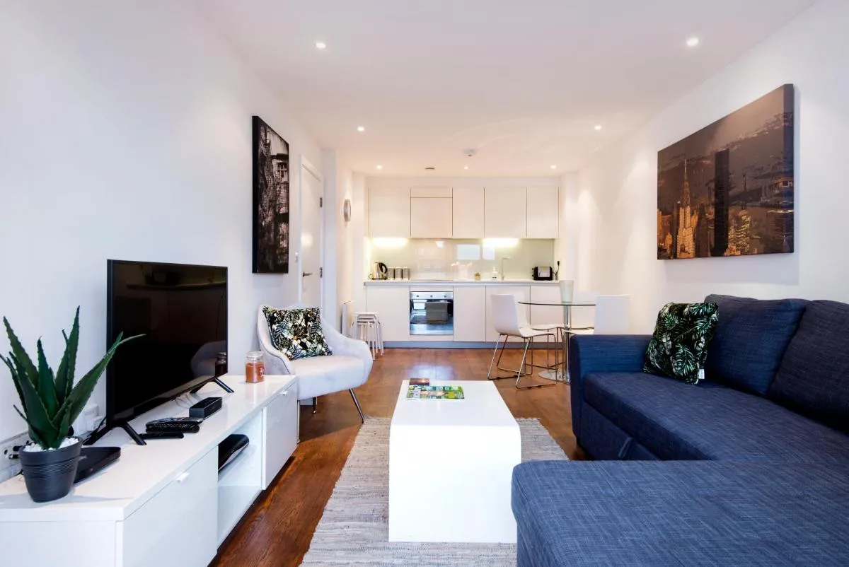 Image 4 of Luxury 2-Bed Flat parking and close to the tube