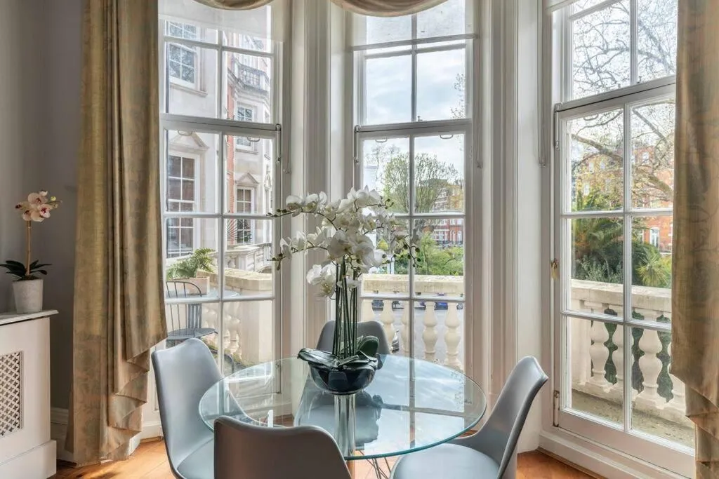 Image 3 of Luxury 2-Bedroom Flat in Knightsbridge by LandIn