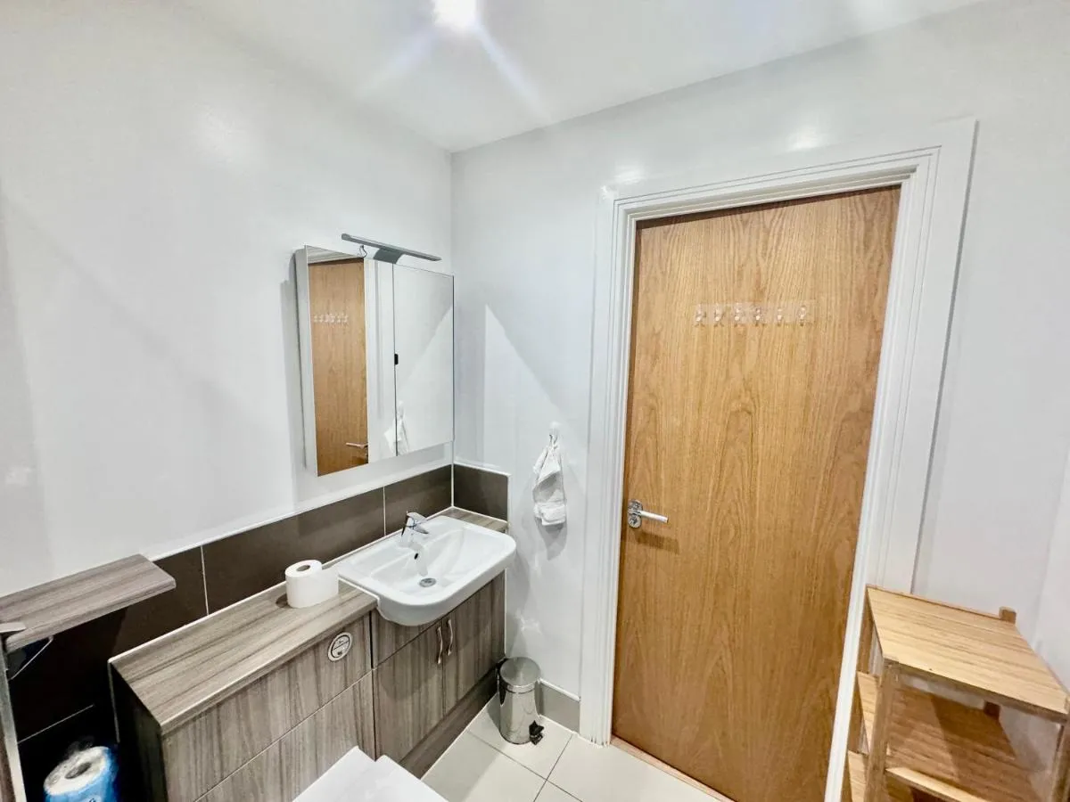 Image 3 of Luxury 2 BED Entire Apartment-Near Tube & Shopping centre