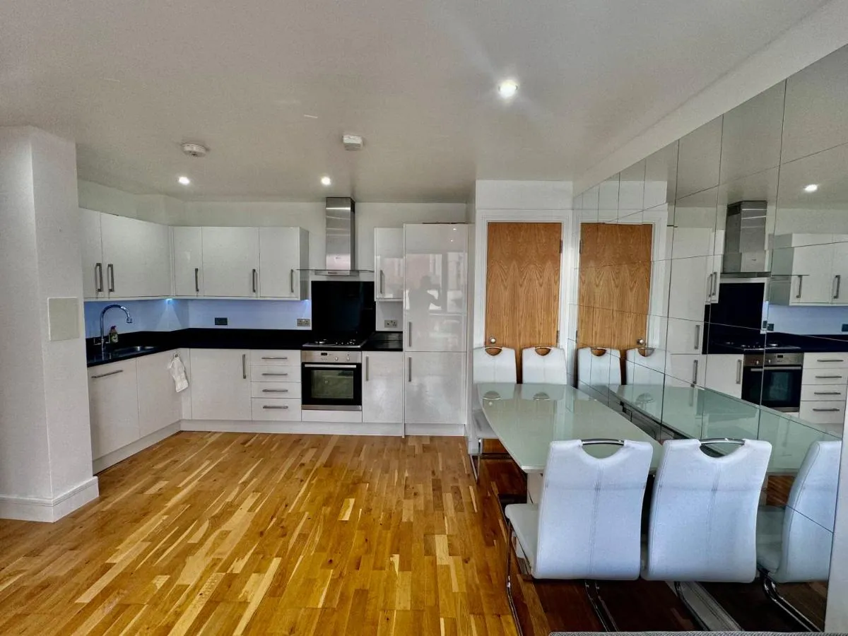 Image 4 of Luxury 2 BED Entire Apartment-Near Tube & Shopping centre