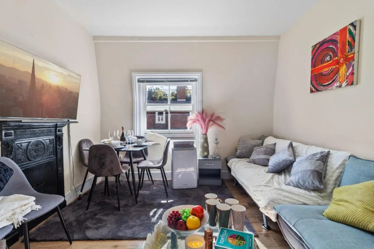 Image 2 of Luxury 2 Bed Apartment in the Heart of Mayfair Your Stylish London Retreat 4th floor no lift