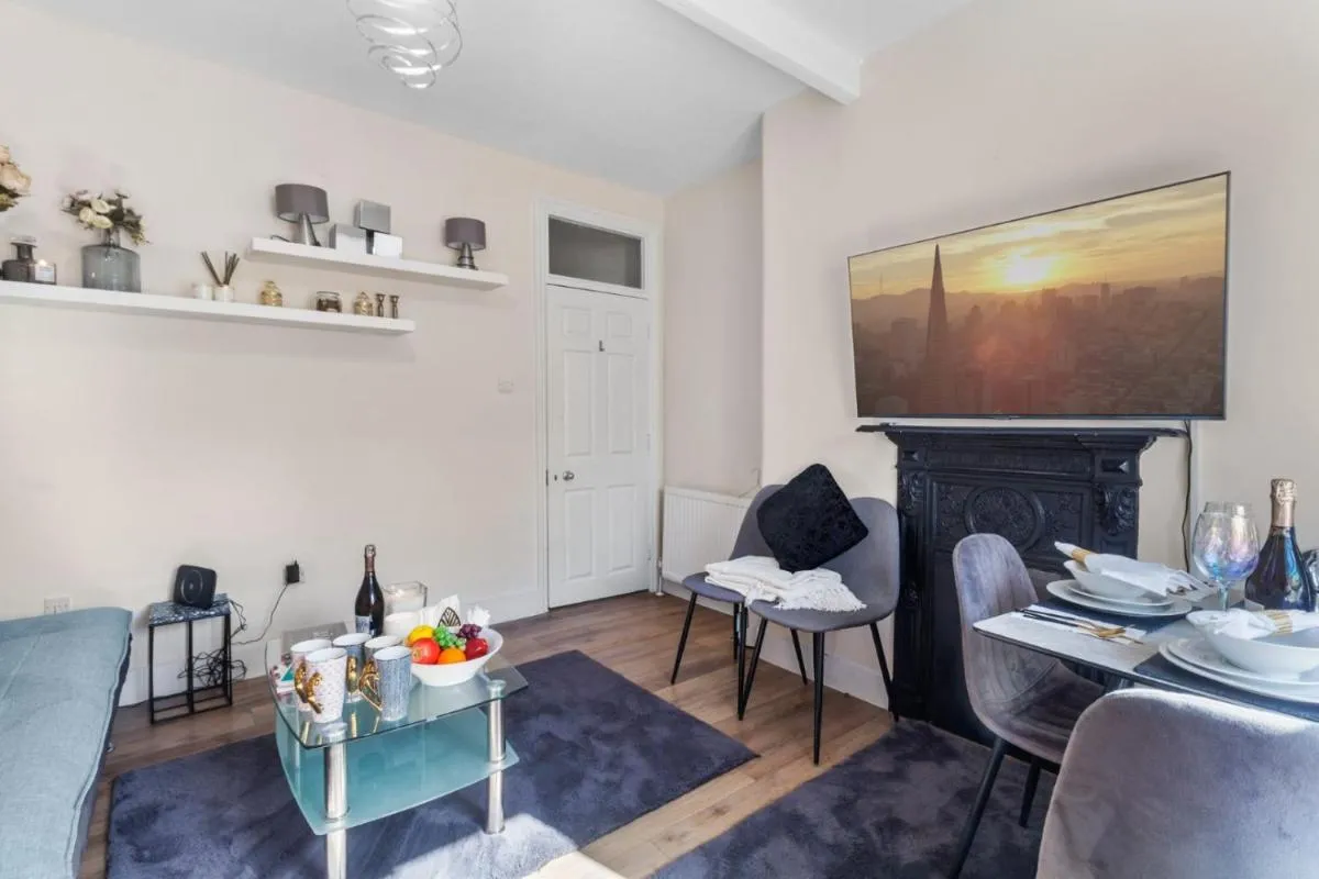 Image 3 of Luxury 2 Bed Apartment in the Heart of Mayfair Your Stylish London Retreat 4th floor no lift