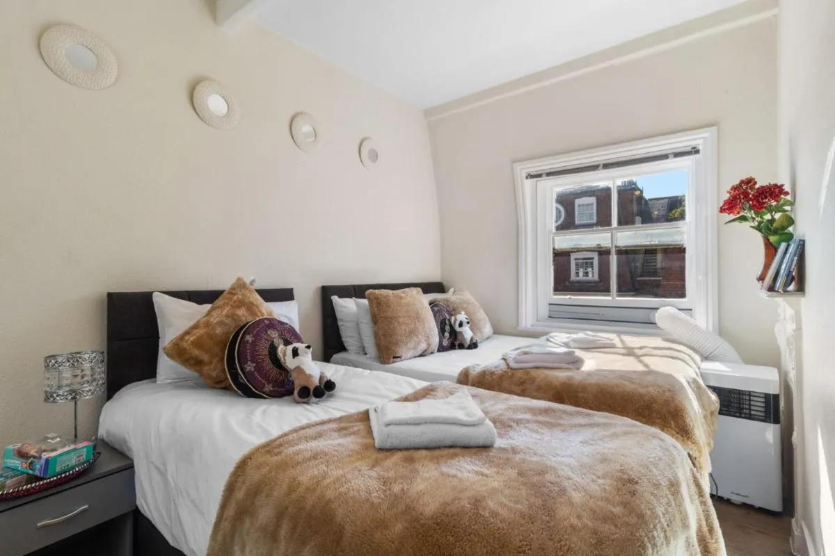 Image 4 of Luxury 2 Bed Apartment in the Heart of Mayfair Your Stylish London Retreat 4th floor no lift