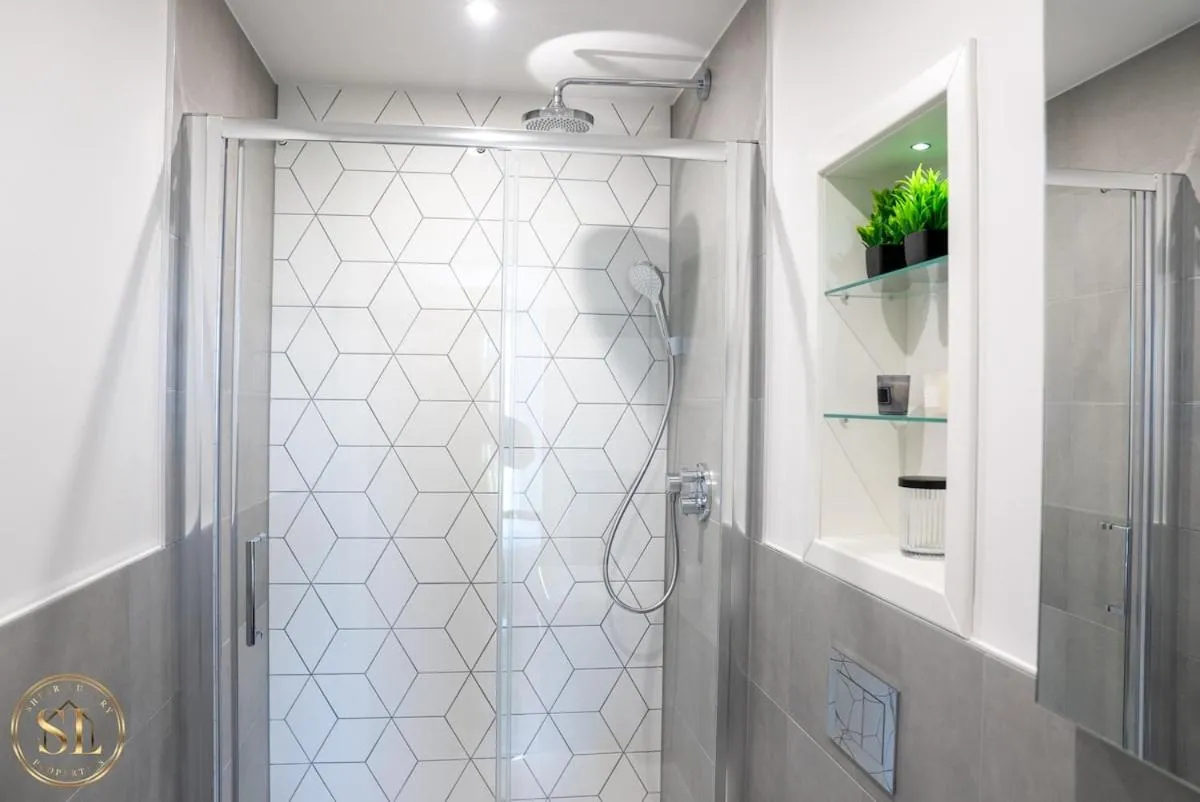 Image 3 of Luxury 2 Bedroom 2 Bathroom Apartment In Wimbledon