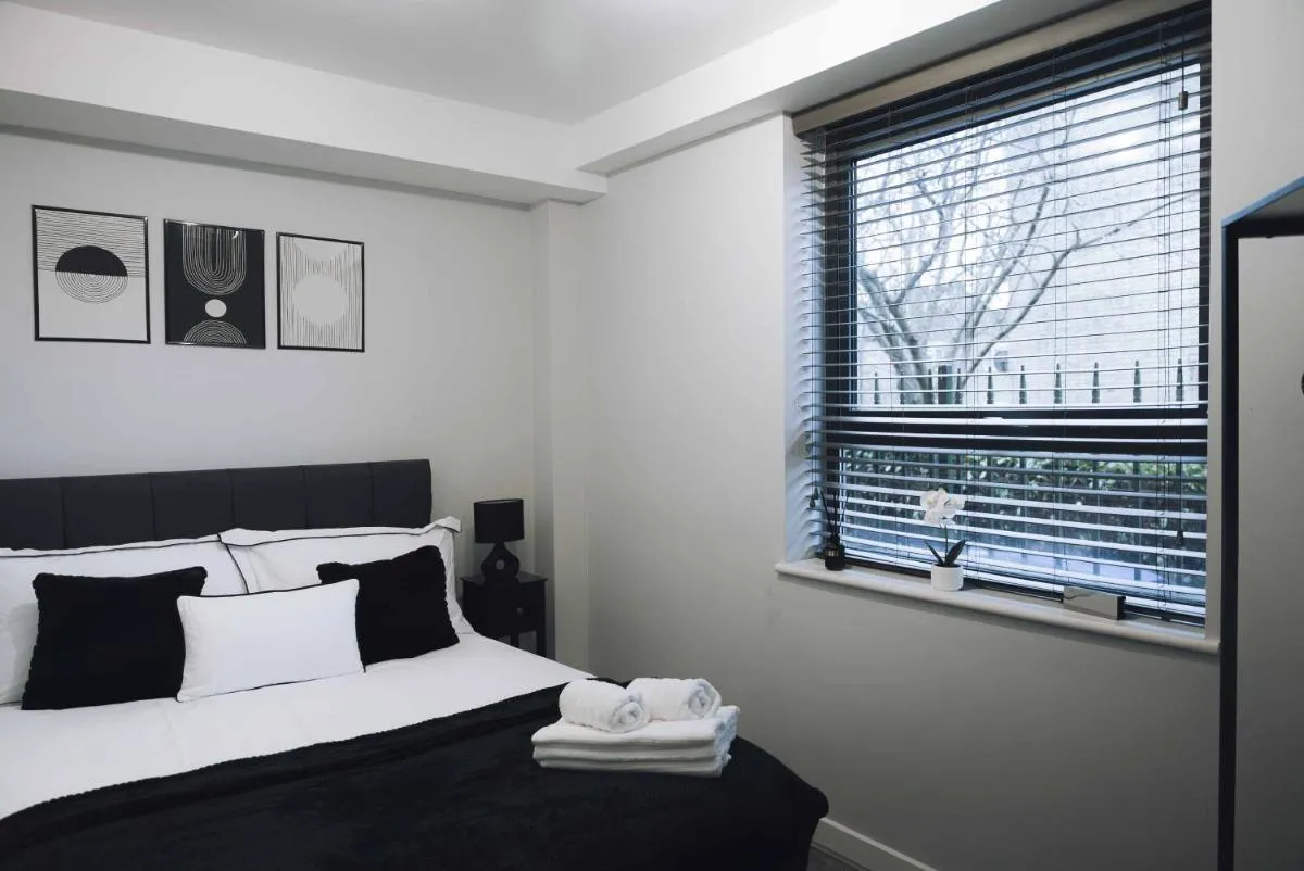 Image 2 of Luxury 2 Bedroom Apartment near Stratford Station for Corporate and Group Stays