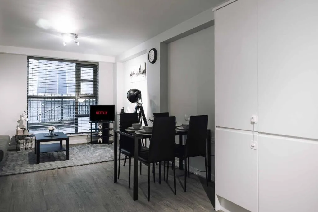 Luxury 2 Bedroom Apartment near Stratford Station for Corporate and Group Stays