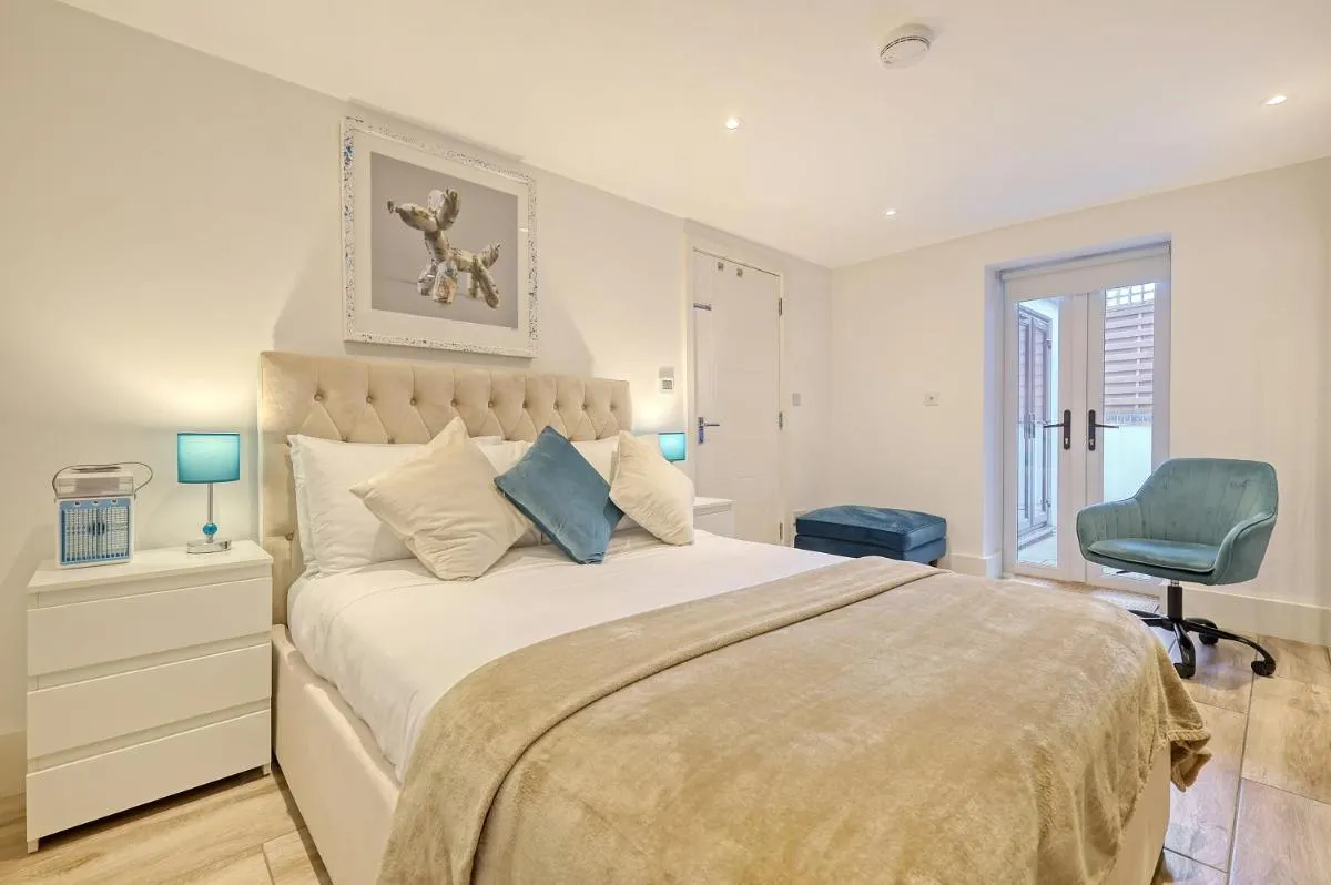 Image 2 of Luxury 2 Bedroom Apartment with Private Terrace & Parking – Wanstead, Escape London in London