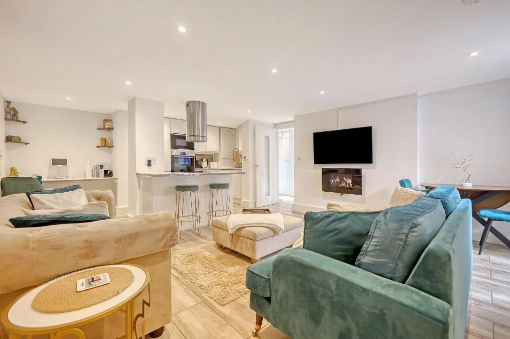 Image 1 of Luxury 2 Bedroom Apartment with Private Terrace & Parking – Wanstead, Escape London in London