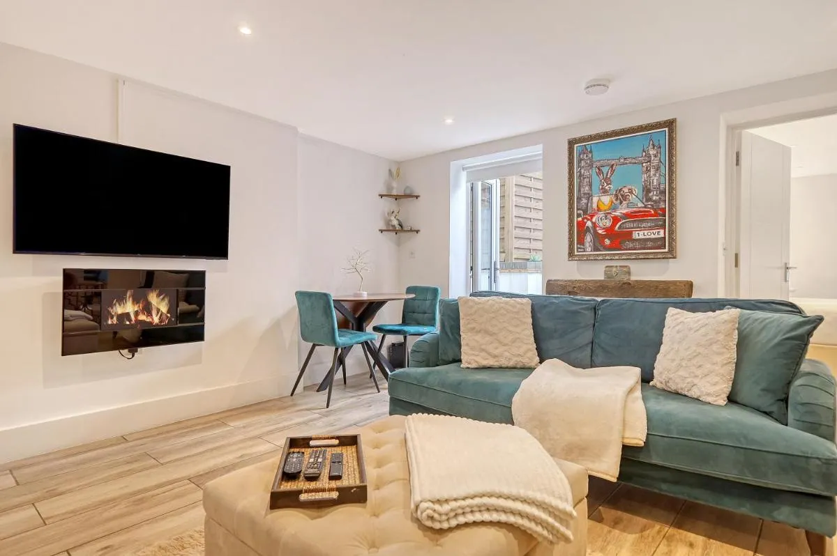 Image 5 of Luxury 2 Bedroom Apartment with Private Terrace & Parking – Wanstead, Escape London in London