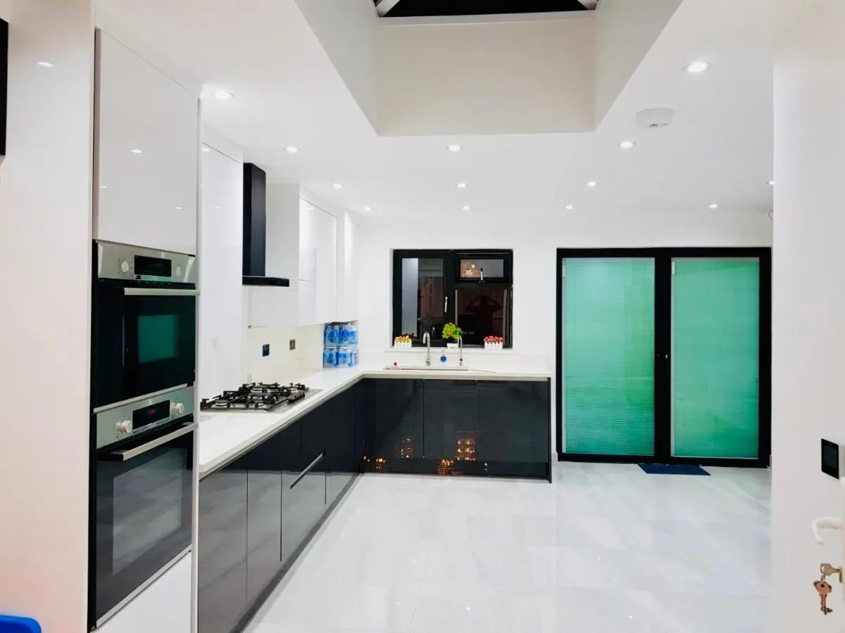 Image 3 of Luxury 2 bed house with parking next to station and all shops