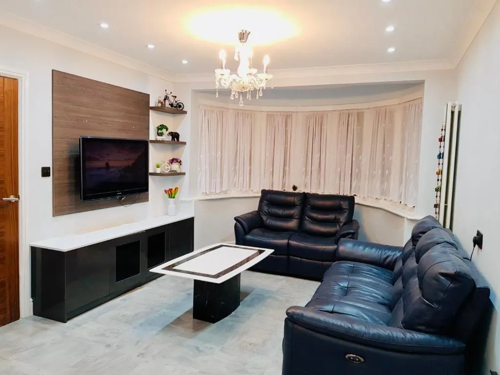 Luxury 2 bed house with parking next to station and all shops
