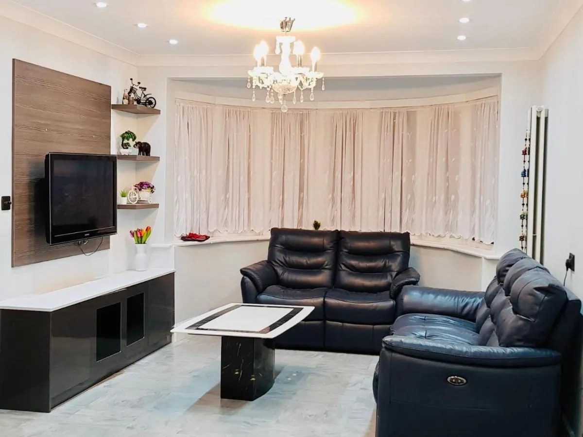 Image 5 of Luxury 2 bed house with parking next to station and all shops