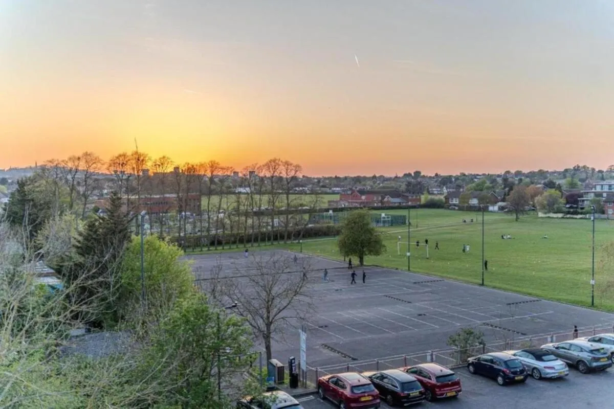 Image 5 of Luxury 3BR Apt Sleeps 10, Wembley & Park Views