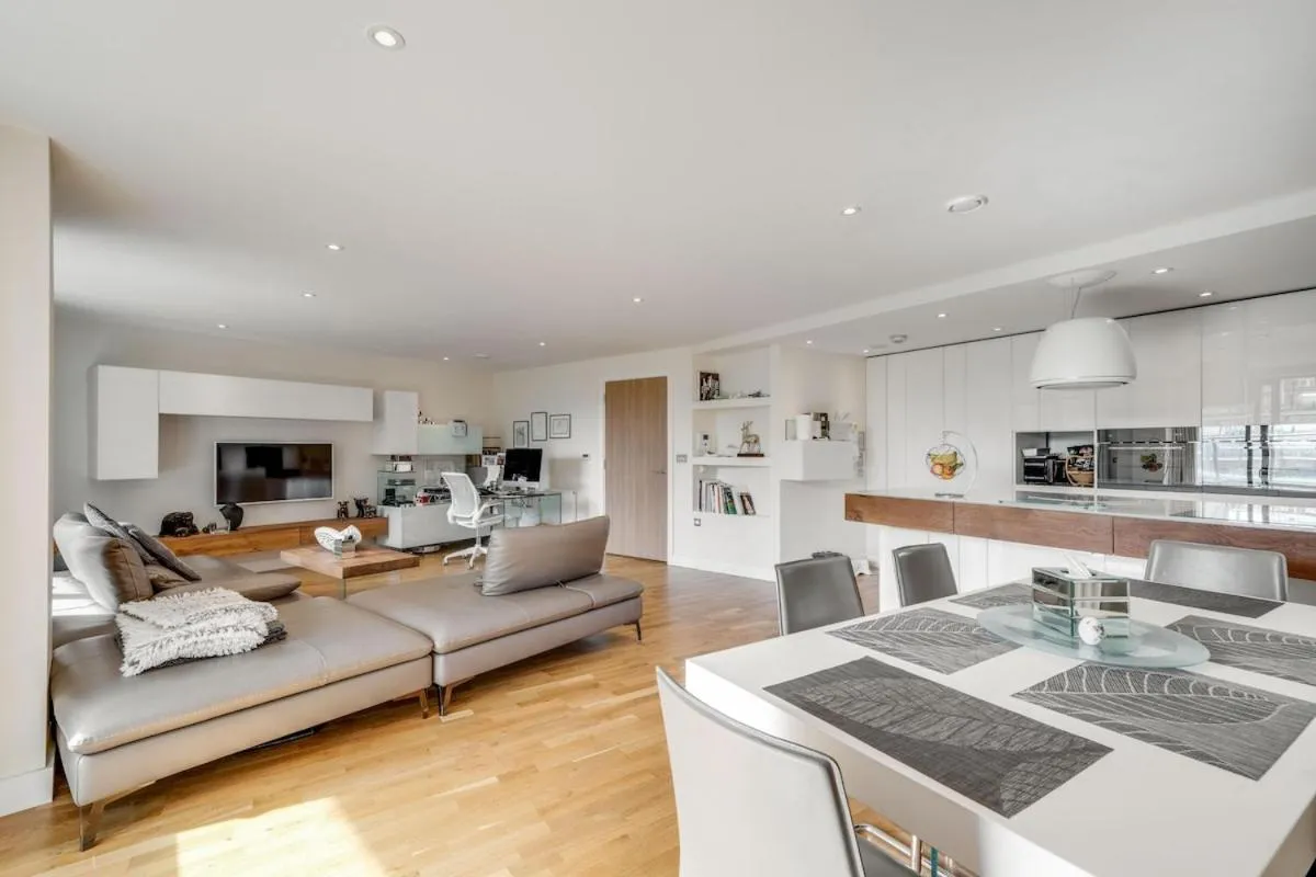 Image 4 of Luxury 3-BR near Tower Bridge Family & Business Ready