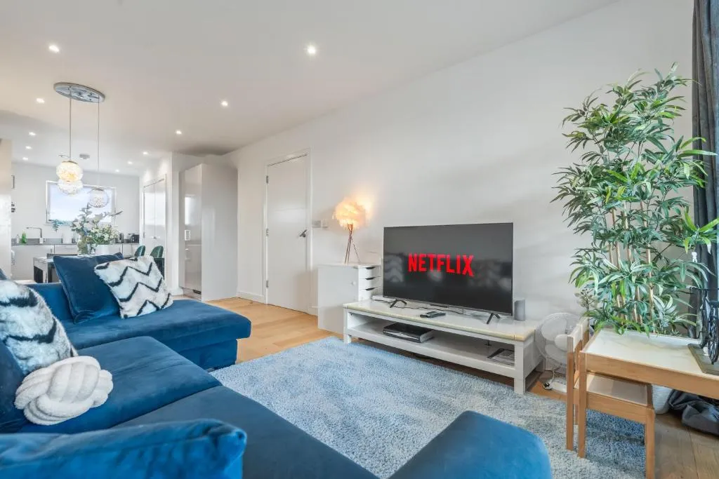 Image 1 of Luxury 3BR with 2bath Near Westfield Stratford